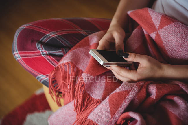 Mittelteil der Frau nutzt Handy zu Hause — Stockfoto