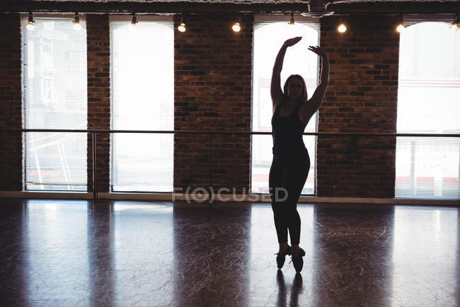 Giovane donna che esegue danza contemporanea in studio di danza — Foto stock