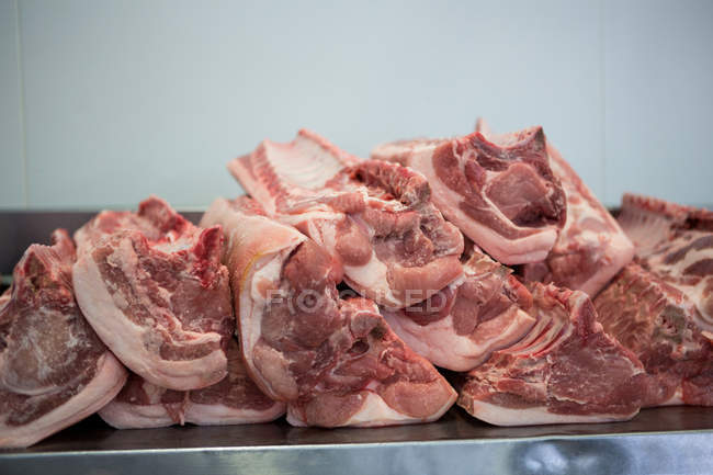 Primer plano de la carne cruda en la fábrica de carne - foto de stock