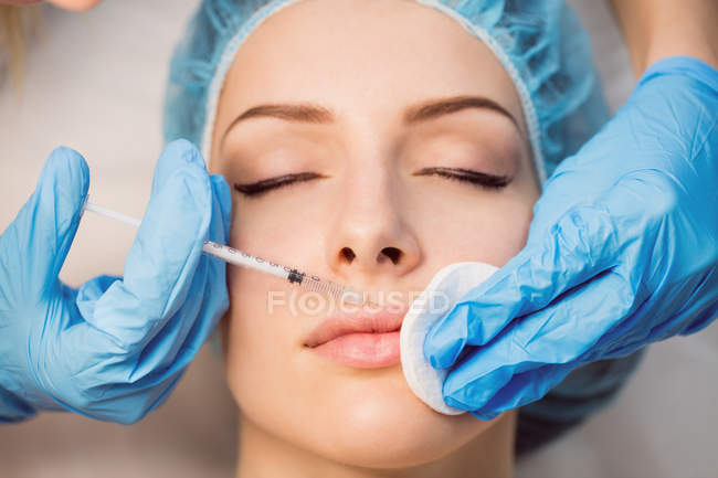Primo piano della paziente che riceve l'iniezione facciale in clinica — Foto stock