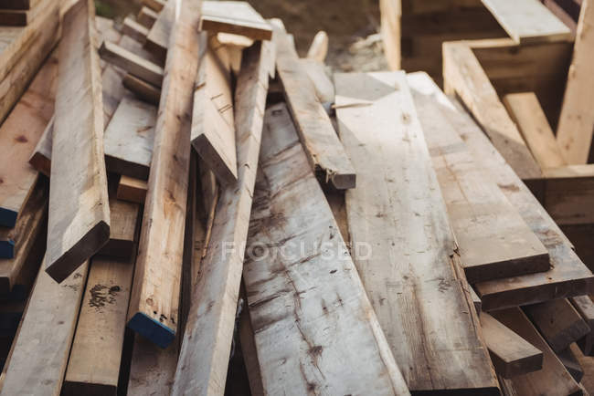 Montón de tablones de madera en el sitio de construcción - foto de stock