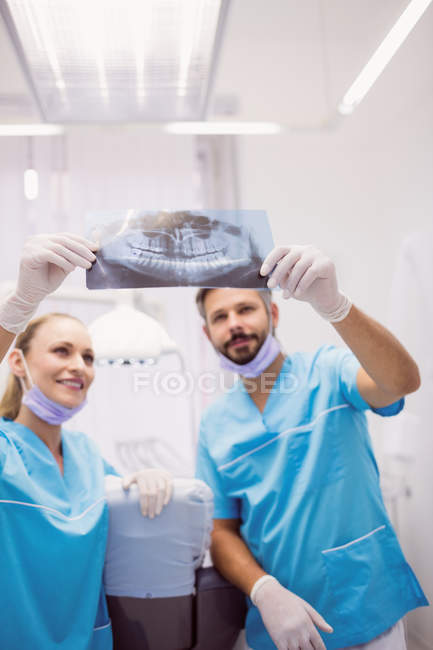 Dentisti che discutono a raggi X presso la clinica dentale — Foto stock