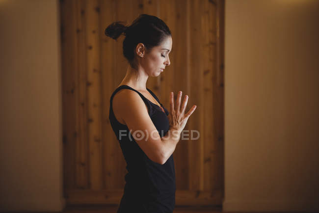Женщина, занимающаяся йогой в фитнес-студии — стоковое фото