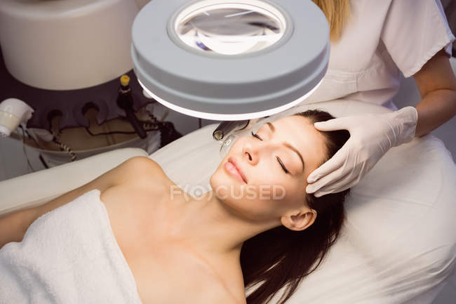 Dermatologe führt Laser-Haarentfernung auf Patientengesicht in Klinik durch — Stockfoto