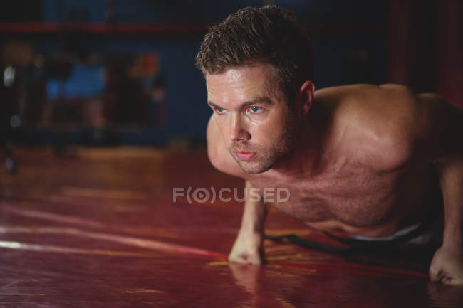 Karate player doing push-up in fitness studio — Stock Photo