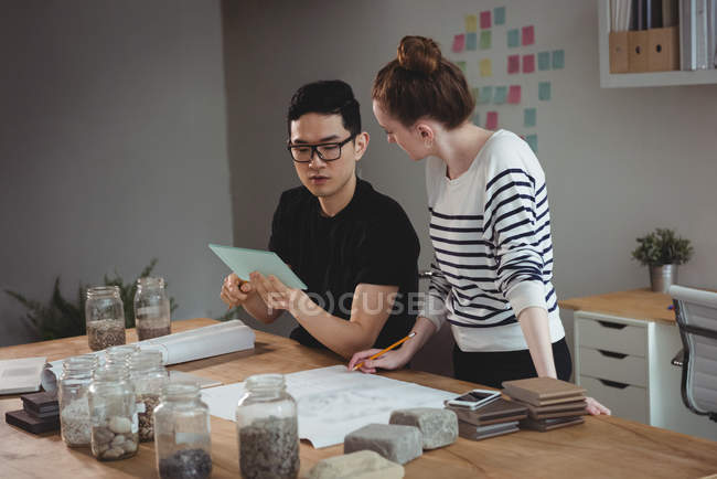 Dirigeants d'entreprise utilisant une tablette numérique au bureau — Photo de stock