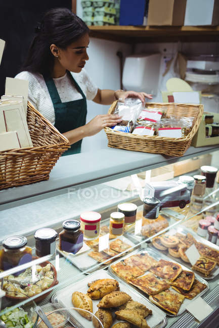 Mitarbeiterinnen an der Lebensmitteltheke im Supermarkt — Stockfoto