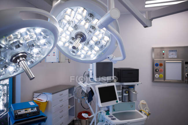 Обладнання та медичні прилади в сучасній операційній кімнаті в лікарні — стокове фото