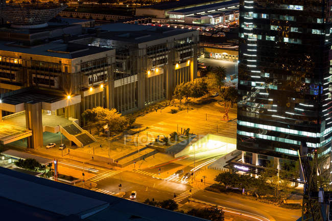 Vista aérea de edificios de calle y oficinas en el distrito de negocios por la noche - foto de stock