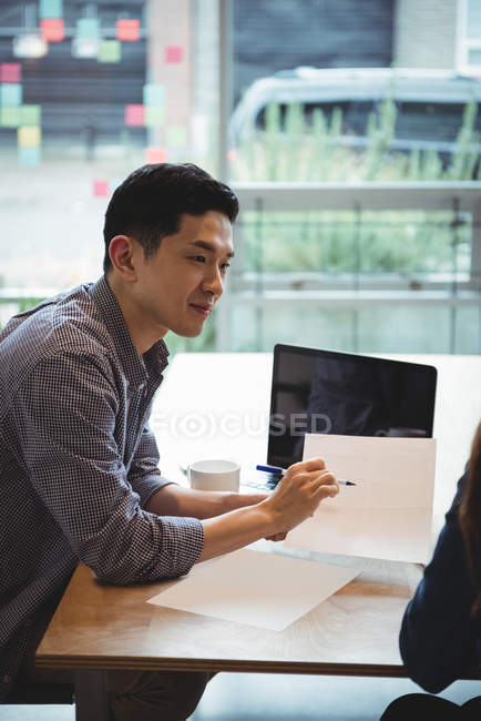 Dirigeants d'entreprise discutant sur le document au bureau — Photo de stock