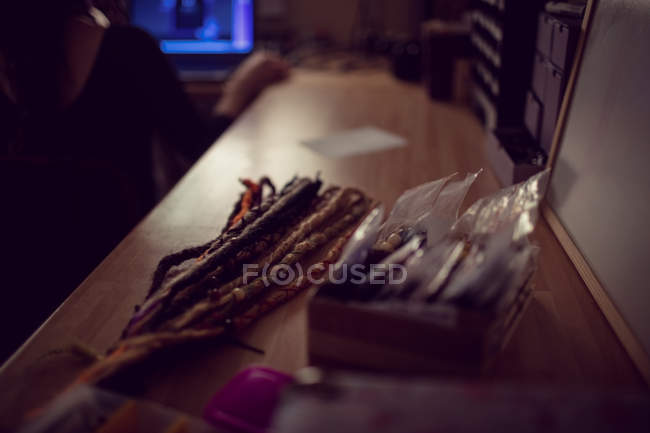 Dreadlocks na mesa na loja — Fotografia de Stock
