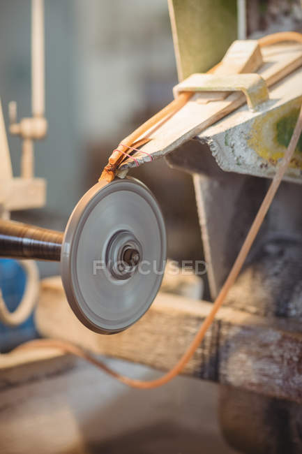 Nahaufnahme der Polier- und Schleifmaschine in der Glasbläserei — Stockfoto