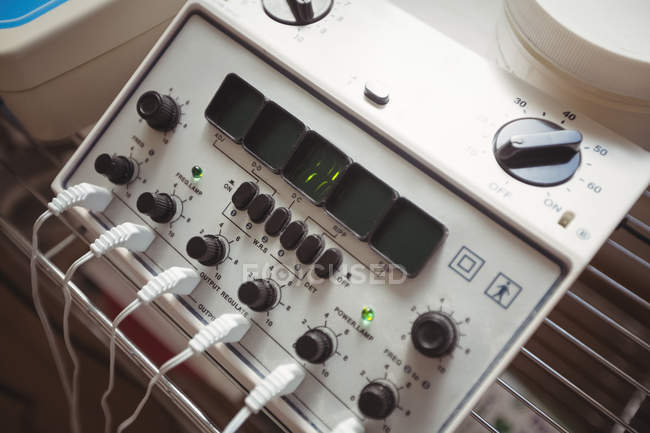 Nahaufnahme eines Elektrostimulationsgeräts in der Klinik — Stockfoto