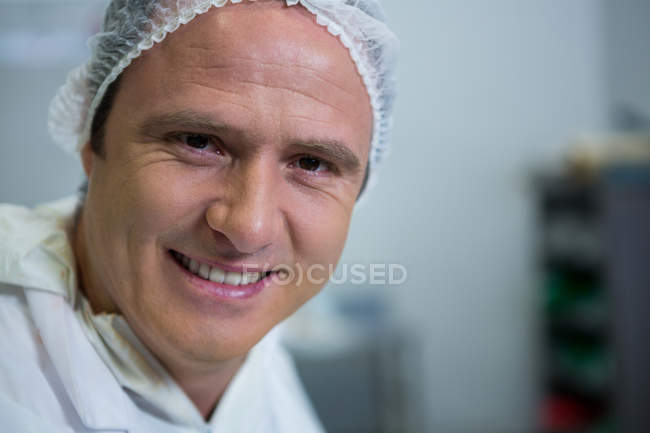 Ritratto di macellaio sorridente in fabbrica di carne — Foto stock