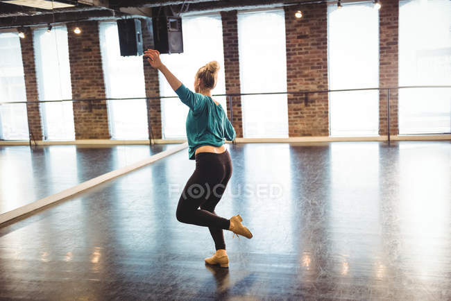 Mulher praticando uma dança no estúdio de dança — Fotografia de Stock