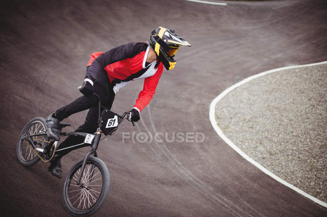 Radfahrer fährt mit BMX-Rad in Skatepark — Stockfoto