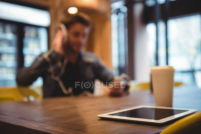 Цифровий планшет з кавою на столі в кафе — стокове фото
