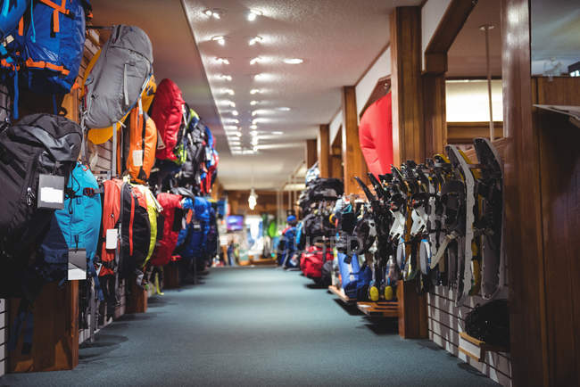 Varietà di borse su rack in negozio — Foto stock
