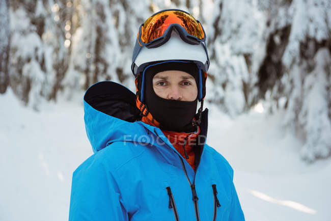 Retrato de esquiador em pé na paisagem coberta de neve — Fotografia de Stock