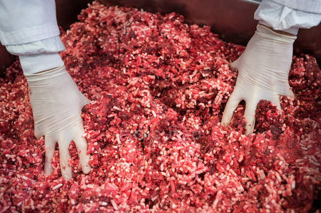 Close-up de pilha de carne picada na fábrica de carne — Fotografia de Stock