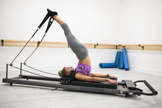 Frau trainiert im Fitnessstudio an Reformer — Stockfoto