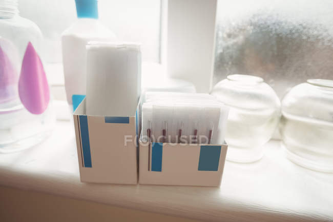 Close-up de caixas de agulha secas abertas na cama na clínica — Fotografia de Stock