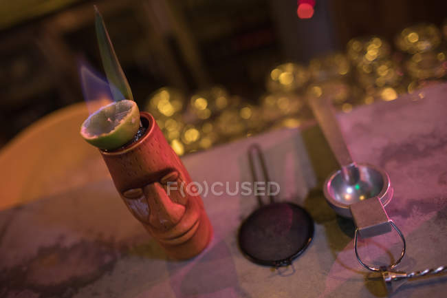 Primo piano di accessori bar con tazza moai in bar — Foto stock