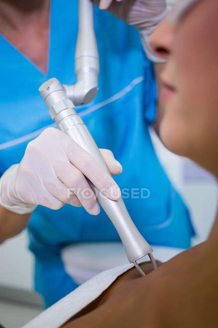 Пациентка проходит процедуру лифтинга в салоне красоты — стоковое фото