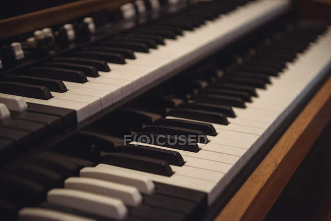 Primo piano della tastiera del pianoforte in studio di registrazione — Foto stock