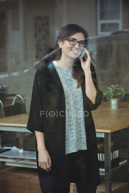 Керівник бізнесу розмовляє на мобільному телефоні в офісі — стокове фото