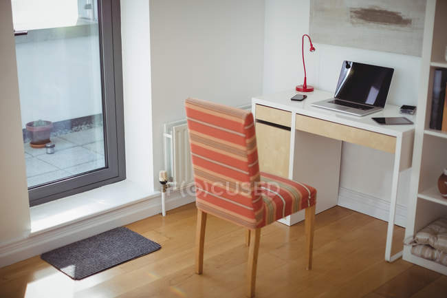 Silla y mesa vacías en la sala de estudio en casa - foto de stock