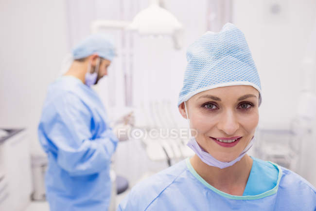 Portrait de dentiste souriante en clinique — Photo de stock