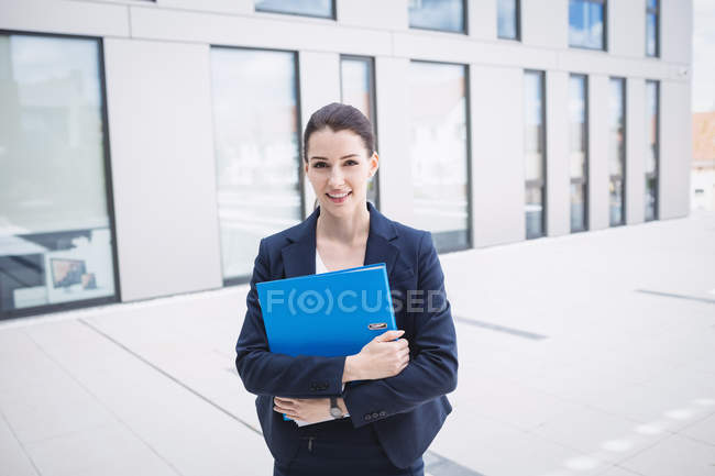 Ritratto di una donna d'affari sicura fuori dall'edificio degli uffici — Foto stock