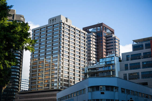Edificios de oficinas modernos en la ciudad, vista de bajo ángulo - foto de stock