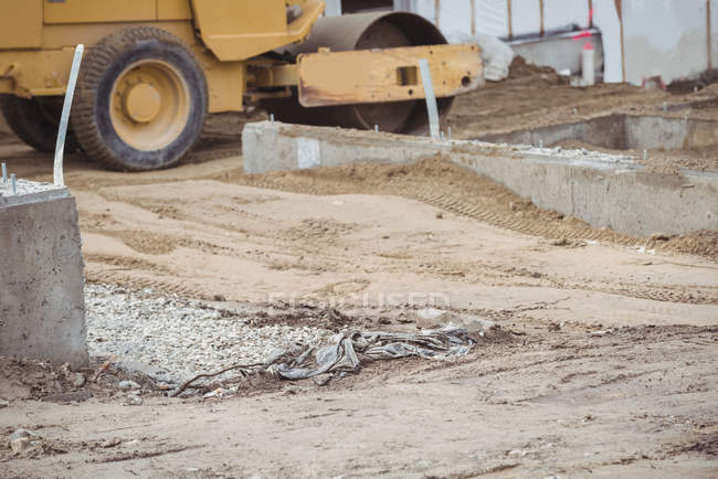 Bulldozer levelling mud at construction site — Stock Photo