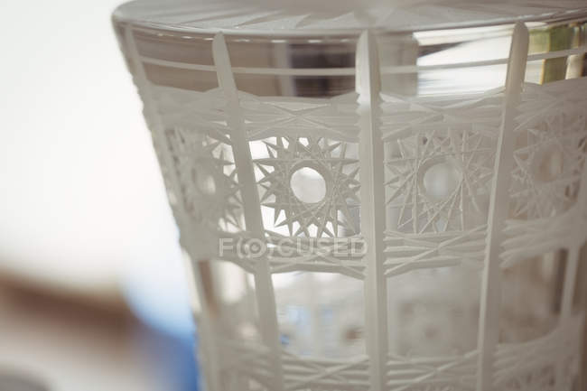 Крупним планом скляний посуд на скляній фабриці — стокове фото