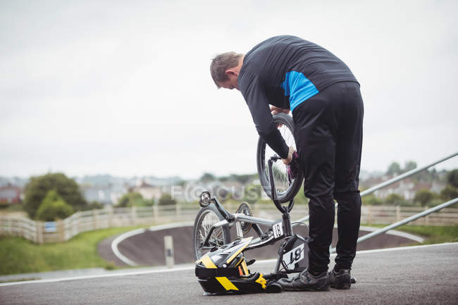 Radfahrer repariert ein BMX-Rad im Skatepark — Stockfoto