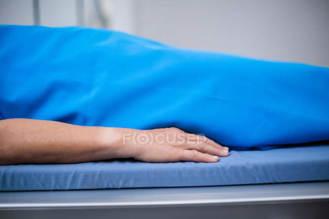 Sección media de la mujer mayor sometida a tratamiento médico en el hospital - foto de stock