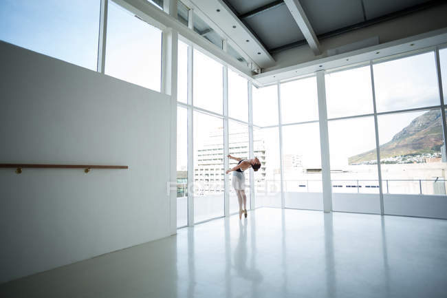Ballerina übt Balletttanz am Fenster im Studio — Stockfoto