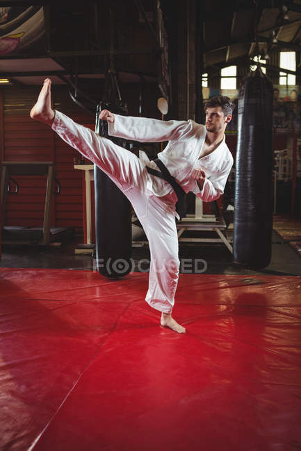 Karate praticare kickboxing in palestra — Foto stock