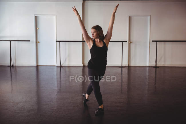 Giovane donna che esegue danza contemporanea in studio di danza — Foto stock