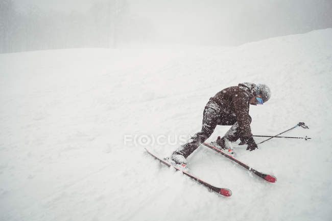 Fallo de esquí de un hombre en la montaña - foto de stock