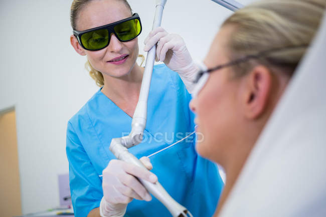 Paciente feminina recebendo procedimento de elevação no salão de beleza — Fotografia de Stock