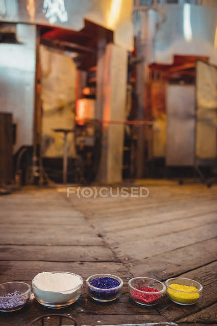 Primo piano del vetro fritto in un contenitore di plastica nella fabbrica di soffiaggio del vetro — Foto stock