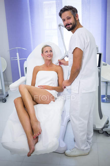 Dermatologe entfernt Maulwurf mit medizinischem Laser aus Patientenschulter — Stockfoto