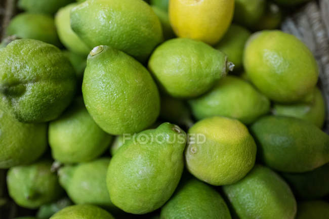 Primer plano de limones frescos en canasta de mimbre - foto de stock