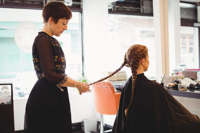 Жіночий перукар укладка клієнтів волосся в салоні — стокове фото