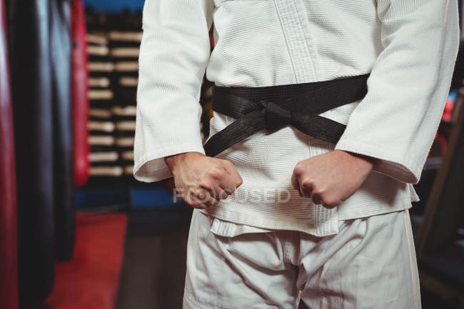 Mid section of karate player performing karate stance in fitness studio — Stock Photo