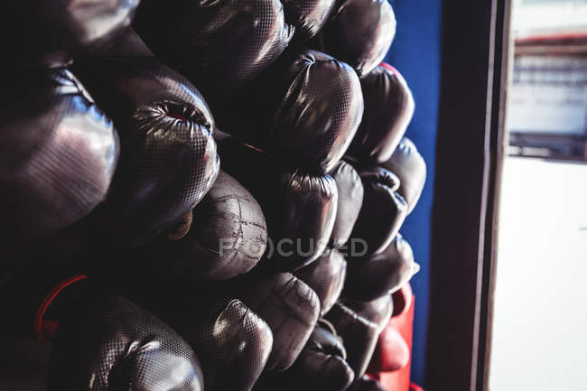 Крупный план черных боксерских перчаток в фитнес-студии — стоковое фото