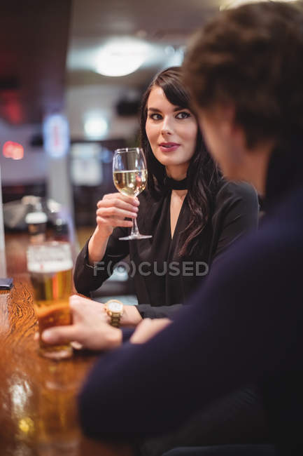Coppia che beve insieme nel bar — Foto stock